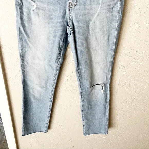 J. Crew Jeans Women's 25 Ripped Slim Boyfriend Light Wash Raw Hem AN075 - Picture 4 of 10